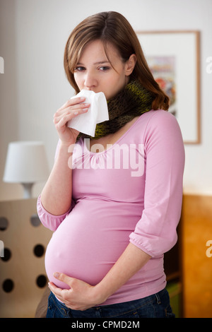 SCHWANGERE FRAU MIT RHINITIS Stockfoto