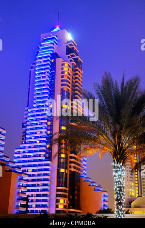 Anzeigen von Dubai Towers durch die Nacht, moderne Gebäude Stockfoto