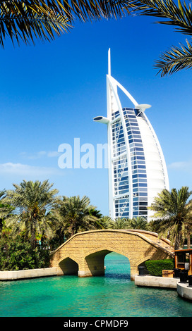 Blick auf Hotel Burj al Arab von Madinat Jumeirah in Dubai. Madinat Jumeirah umfasst zwei Hotels und Clustern von 29 herkömmlichen Stockfoto