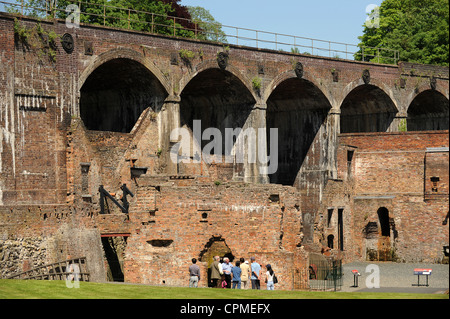 Touristen, die des alten Ofens Websites Coalbrookdale Museum of Iron Stockfoto