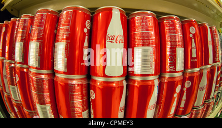 Sixpacks von 7,5 Unzen Dosen Coca-Cola in einem Supermarkt am Freitag, 25. Mai 2012 in New York. (© Richard B. Levine) Stockfoto