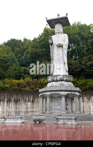 Buddha der Zukunft, Mireukdaebul (Maitreya). Bongeunsa-Tempel, Seoul, Korea. Stockfoto