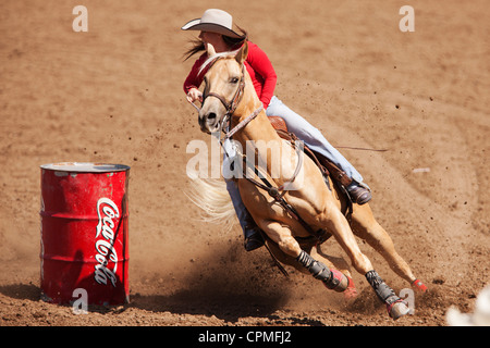 Ein Konkurrent in das Faßlaufen Wettbewerb Rennen beim 90. jährliche Black Hills Roundup Rodeo in Belle Fourche, South Dakota. Stockfoto