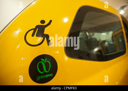 MV-1 Behinderte zugänglich gelbe Kabine auf einer Pressekonferenz im Manhattan Motorcars Autohaus in New York Stockfoto