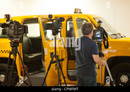 Der MV-1 Behinderte zugänglich gelb Fahrerhaus ist auf einer Pressekonferenz im Manhattan Motorcars Autohaus in New York gesehen Stockfoto
