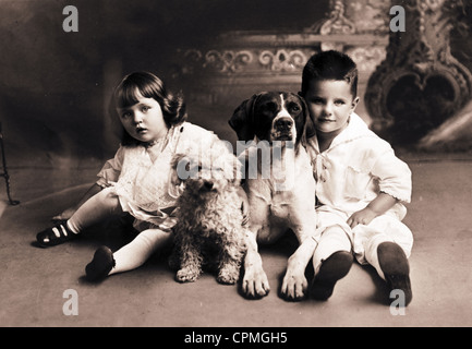 Entzückende Bruder & Schwester mit zwei Hunden Stockfoto