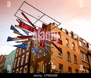 Der Londoner Carnaby Street dekoriert mit einer 3D Union Jack-Flagge für die Königin Diamant-Jubiläum feiern. Stockfoto