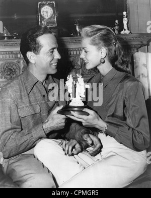 Humphrey Bogart und Lauren Bacall bei ihrem Haus im Benedict Canyon 1945 Stockfoto