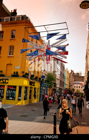 Der Londoner Carnaby Street dekoriert mit einer 3D Union Jack-Flagge für die Königin Diamant-Jubiläum feiern. Stockfoto