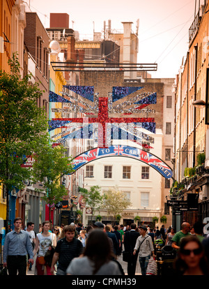 Der Londoner Carnaby Street dekoriert mit einer 3D Union Jack-Flagge für die Königin Diamant-Jubiläum feiern. Stockfoto