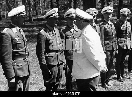 Hermann Goering mit deutschen Fallschirmjägern nach der Einnahme von Eben Emael 1940 Stockfoto