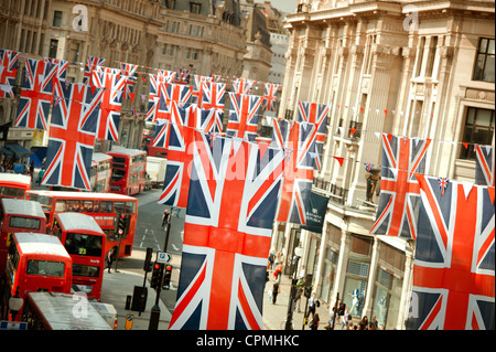 Der Londoner Regent Street behängt mit Union Jack-Flaggen für die Königin Diamant-Jubiläum feiern. Stockfoto