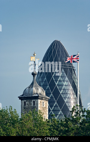 Londons Gherkin, dem Tower of London und der Union Jack-Flagge aus dem Süd-Osten aus gesehen. Stockfoto