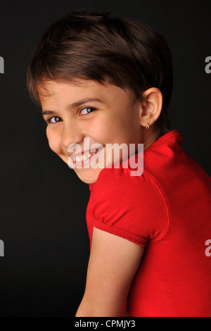 Altklug lächelnd Adolescent Bi-Rasse weiblich mit Pixie Haarschnitt trägt ein rotes t-shirt Stockfoto