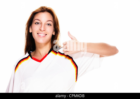 junge Frau trägt Fußball Shirt zeigt Daumen oben auf weißem Hintergrund Stockfoto