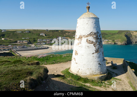 Die Pepper Pot über Portreath, Cornwall, ein weißer Tag Mark am Leuchtturm Hil. Stockfoto