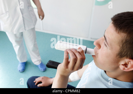 ATMUNG, SPIROMETRIE JUGENDLICHEN Stockfoto