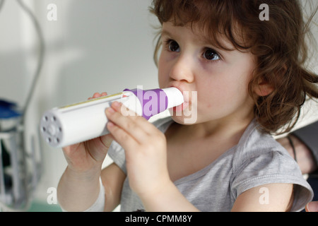 ATMUNG, SPIROMETRIE BEI EINEM KIND Stockfoto