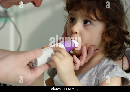 ATMUNG, SPIROMETRIE BEI EINEM KIND Stockfoto