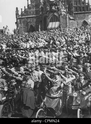 Reich Bischof Ludwig Müller unter den jubelnden Zuschauern in der Nürnberger Altstadt, 1934 Stockfoto