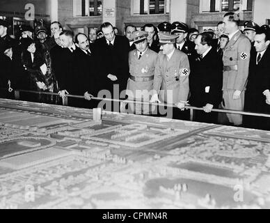 Adolf Hitler, Robert Ley, Ferdinand Porsche auf der IAA in Berlin, 1938 Stockfoto