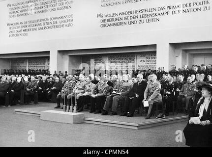 Adolf Hitler bei der Eröffnung der Ausstellung "Gib mir vier Jahre", 1937 Stockfoto