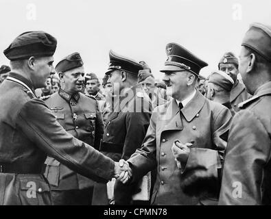 Adolf Hitler, Walter von Reichenau, Karl Bodenschatz bei einem Stopp auf der Vorderseite, 1941 Stockfoto