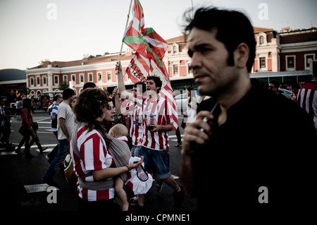 Athletic Bilbao-Fans in Madrid vor dem Finale der Copa del Rey 2012 gegen den FC Barcelona. Stockfoto