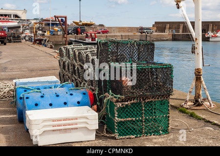 Gestapelte Gatter zum Angeln bereit. Stonehaven Hafen Schottland Stockfoto