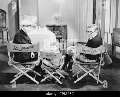 Al Jolson, Davey Lee und Lloyd Bacon während einer Pause bei Dreharbeiten für "Sagen, dass es mit Liedern", 1929 Stockfoto