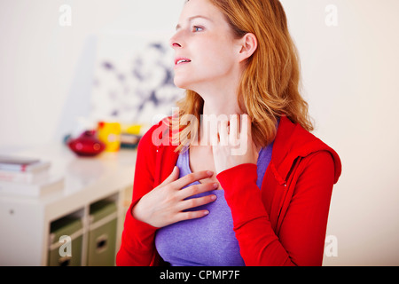 JUCKREIZ BEI EINER FRAU Stockfoto