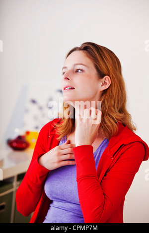 JUCKREIZ BEI EINER FRAU Stockfoto