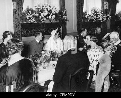 Adolf Hitler, Emmy Göring, Hermann Göring auf das Hochzeitsbankett, 1935 Stockfoto