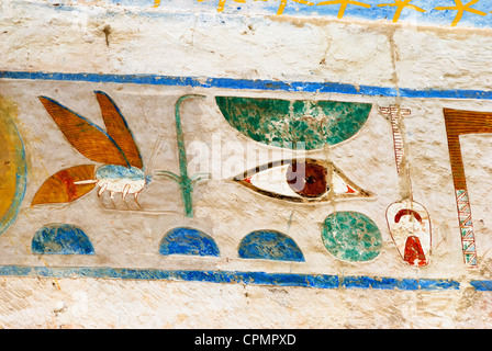 Hieroglyphische Symbole an die Totentempel der Königin Hatschepsut - Deir el Bahari - Oberägypten Stockfoto