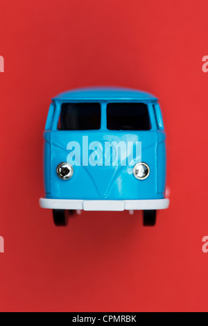VW-Bus werfen auf rotem Grund blauen Matchbox sterben Stockfoto