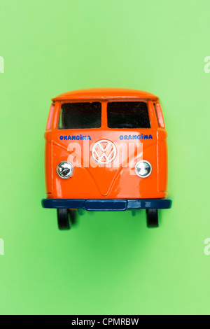 VW-Bus auf grünem Hintergrund gegossen Orange Matchbox sterben Stockfoto