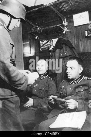 Deutsche Soldaten auf Ruhe und Erholung in einem Zug, 1942 Stockfoto