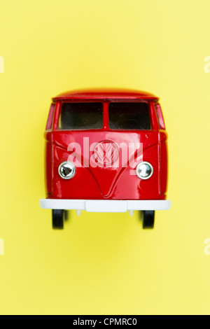 VW-Bus auf gelbem Hintergrund werfen rot Matchbox sterben Stockfoto