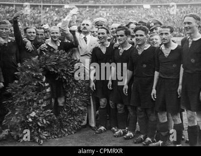 Bernhard Rust mit den Spielern der deutschen Fußball-Meister Hannover 96, 1938 Stockfoto