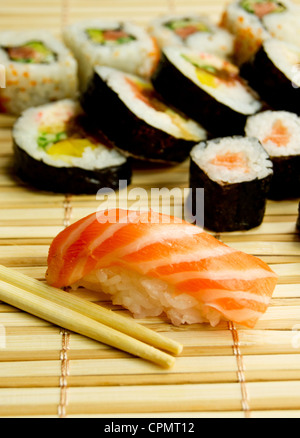 Japanische Sushi-Set. Thunfisch, klebt auf Bambus Serviette Stockfoto