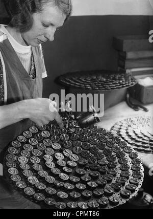 Herstellung von Plaketten für den "Nationalfeiertag der Arbeit", 1934 Stockfoto