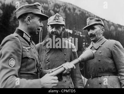 Karl-Walter Lapp trainiert deutsche Soldaten von der Volkssturm 1945 Stockfoto