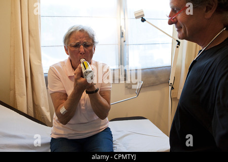 ATMUNG, SPIROMETRIE ÄLTERE P. Stockfoto