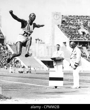 Jesse Owens in Breite springen Stockfoto