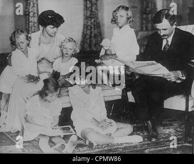 Kaiser Charles I von Österreich mit seiner Frau Zita und seine Kinder, 1920 Stockfoto