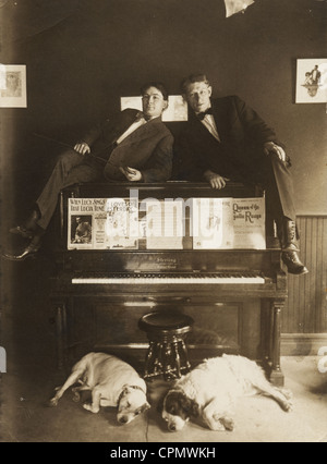 Zwei faul Musiker, zwei schlafende Hunde & Klavier Stockfoto