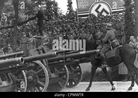 Adolf Hitler mit Generälen bei Siegesparade in Warschau, 1939 Stockfoto