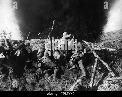 Deutsche Soldaten während der Grabenkrieg wie in dem Film "Der Weltkrieg", 1928 Stockfoto