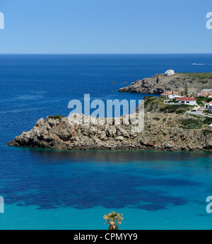 klare, blaue Wasser und die Küste in arenal d ' en Castell-Menorca-Balearen-Spanien Stockfoto