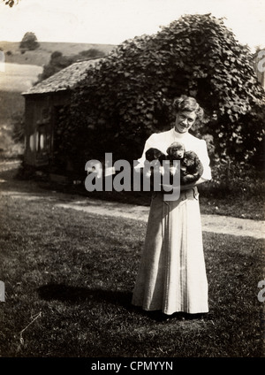 Junge Frau mit drei Cocker Spaniel Welpen Stockfoto